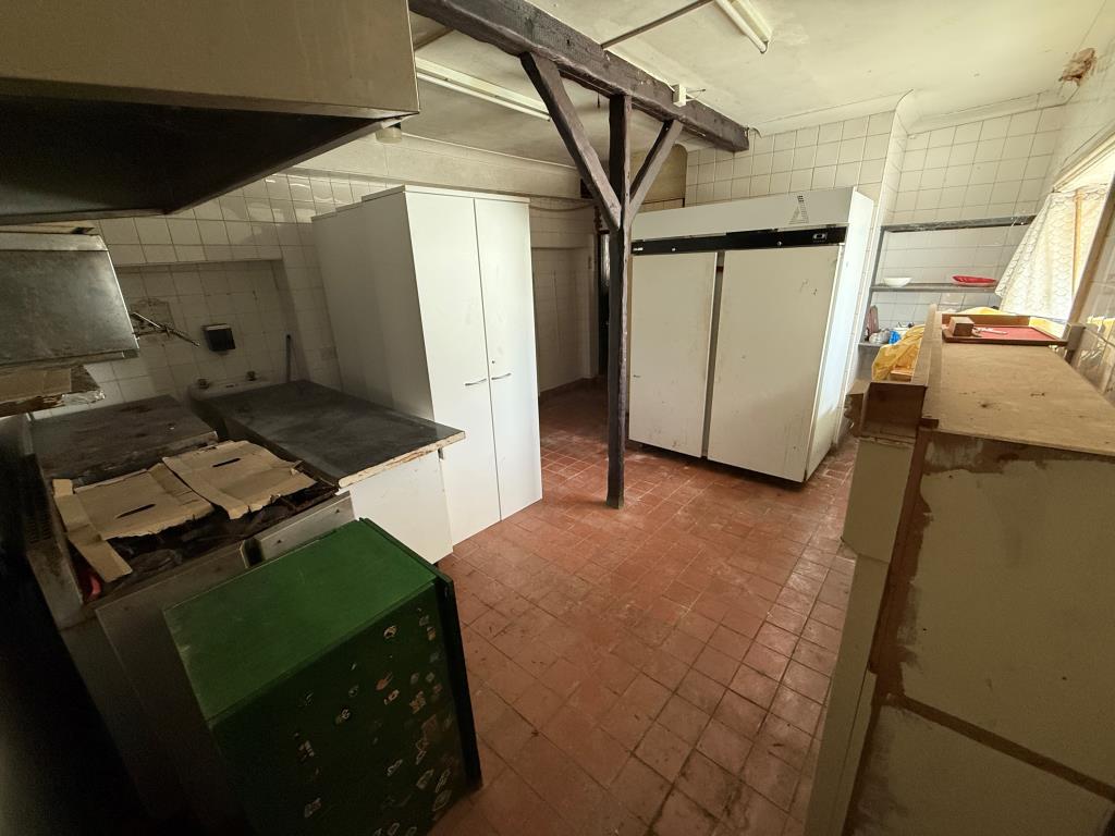 Lot: 84 - FORMER PUB WITH SEVEN LETTING ROOMS WITH POTENTIAL - Kitchen